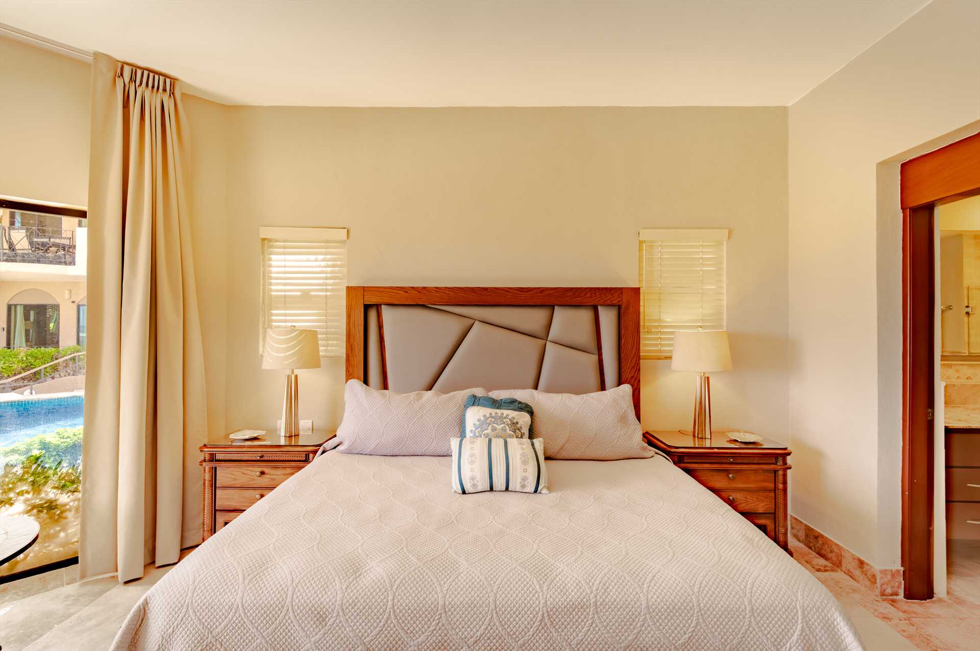 Deluxe King Bed with En-suite Bath + Walk In Closet, Safe 