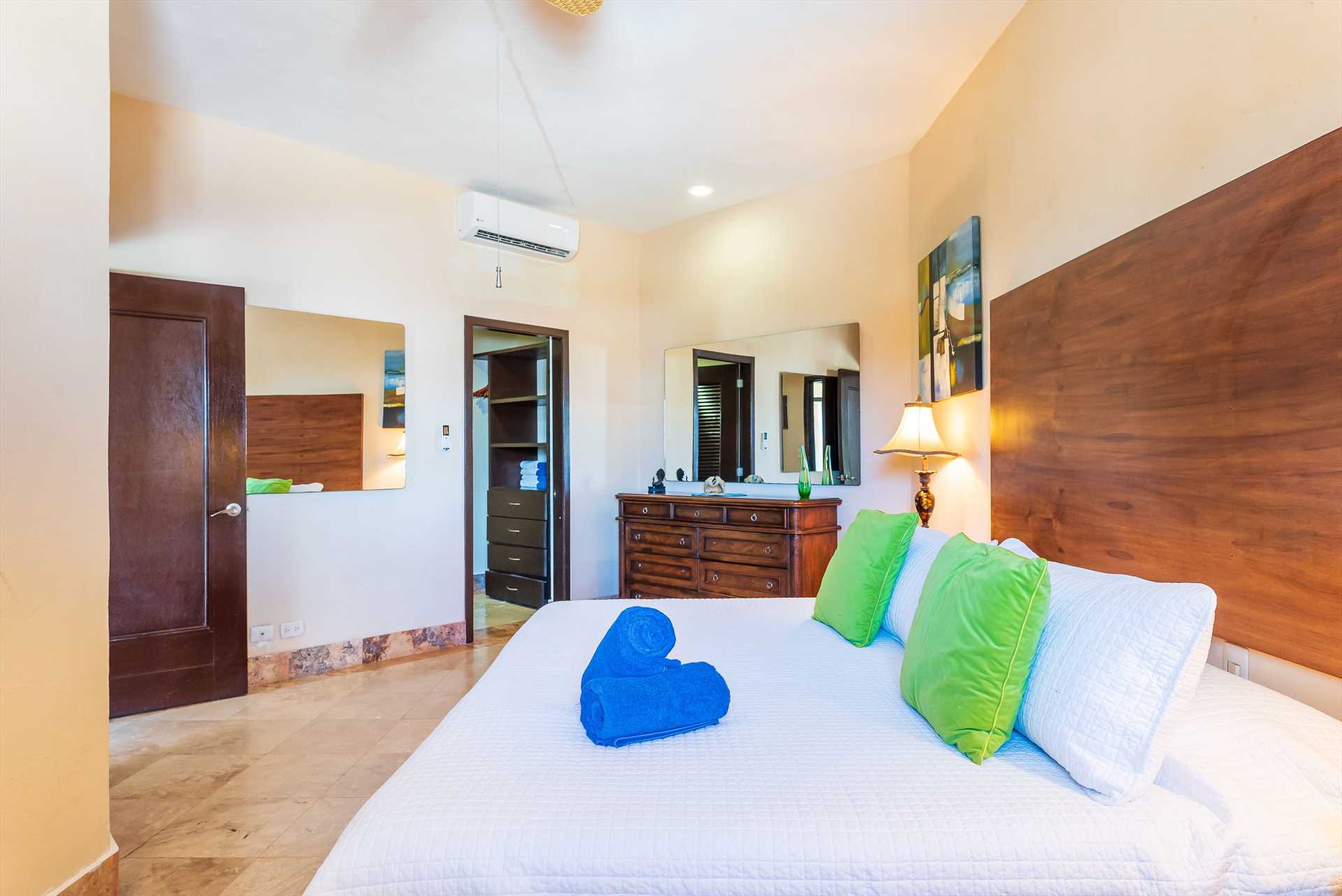 Spacious 2nd Guest Room + King Bed