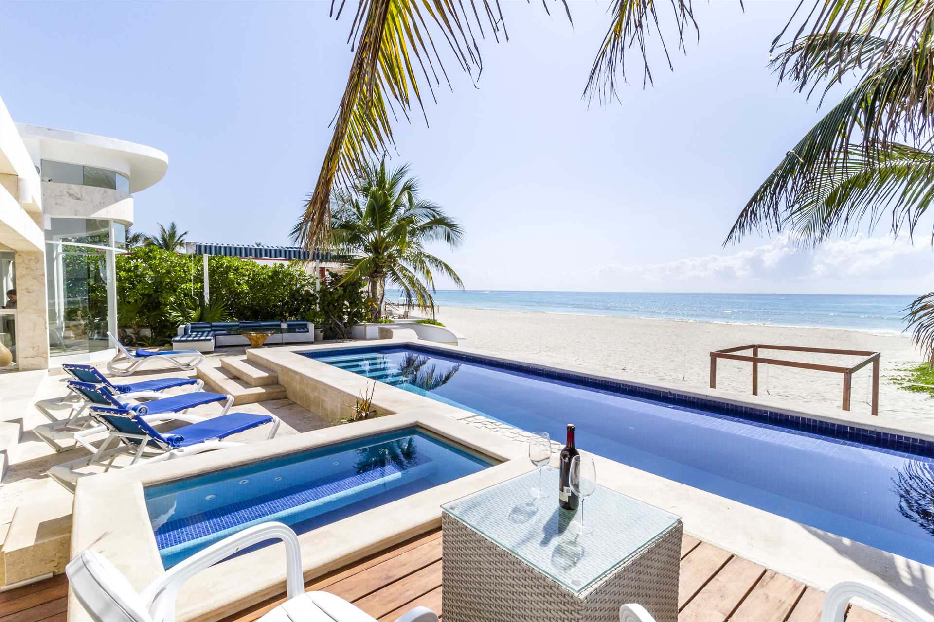 Direct beachfront - private pool 