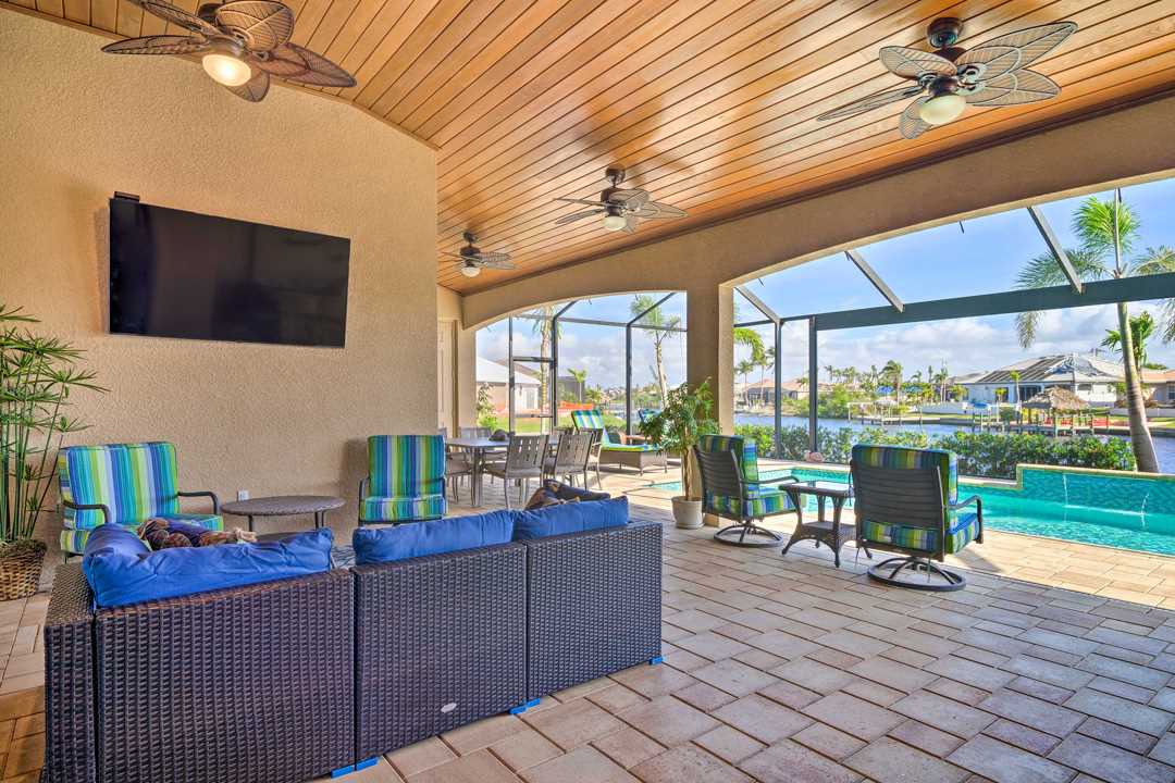 Deluxe lounging area